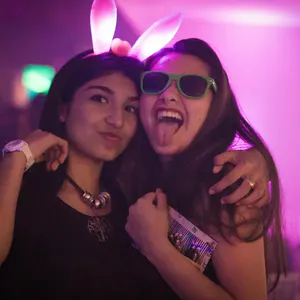 Duas amigas rindo.